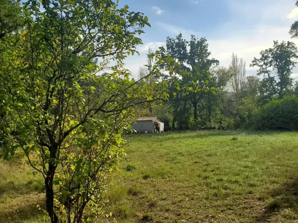 A vendre  un terrain de 5085m² avec une bâtisse de 67m²