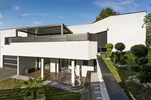 Maison 7 pièces 240 m²