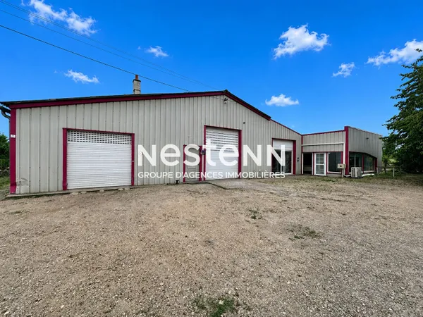 Bâtiment d'activité à vendre de 338 m² avec bureaux, grand atelier et espace de stockage au coeur du