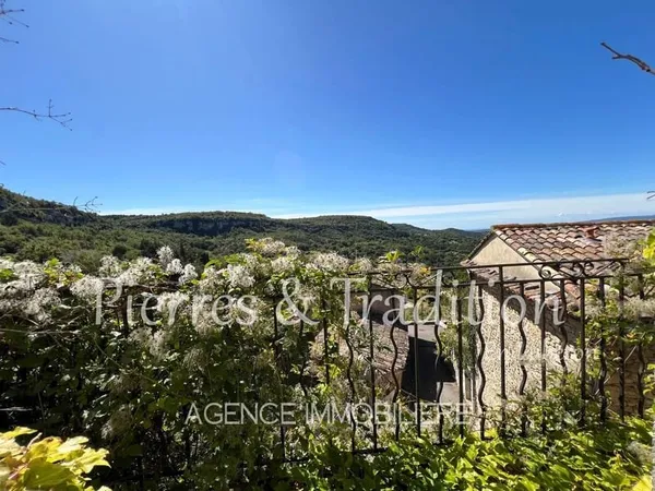 Saignon, partie de maison de village avec balcon et dépendances