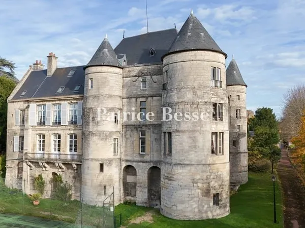 À une heure de Paris, dans l'Oise, un château du 13e s. avec activité de tourisme, de séminaires et