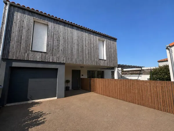 A LOUER : Maison 4 pièces avec garage et jardin Les Sables