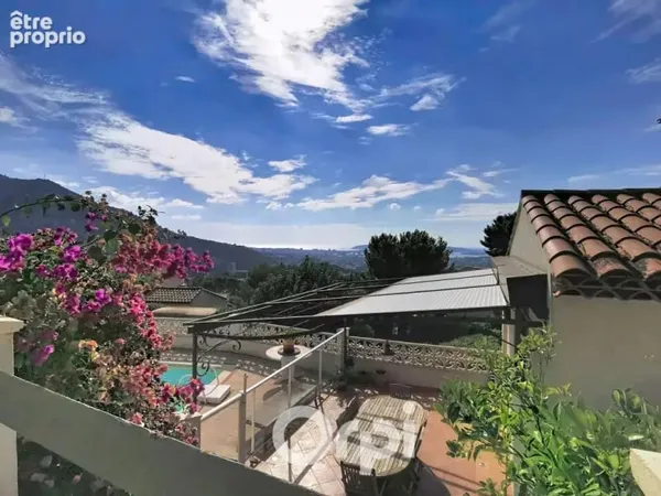À vendre maison de type 5 d'environ 140m² habitables entièrement rénovée avec piscine et vue mer