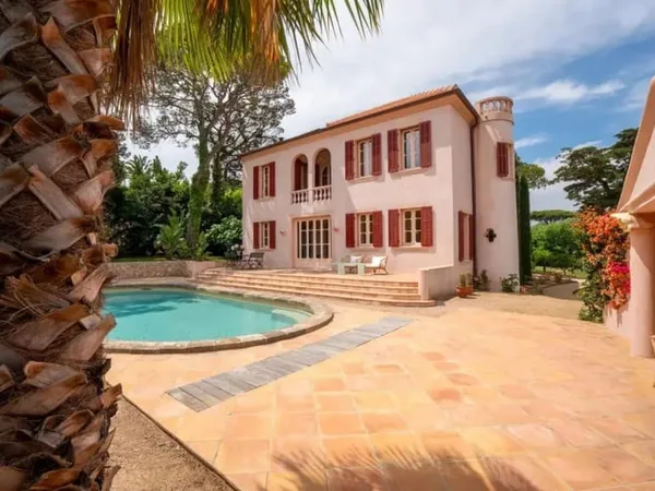 SAINT-TROPEZ - VILLA DE CHARME AVEC PARC PAYSAGER ET PISCINE