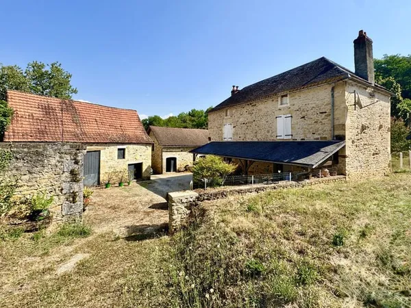EXCLUSIVITE - A deux pas de la Dordogne, rare ensemble immobilier typique du Périgord