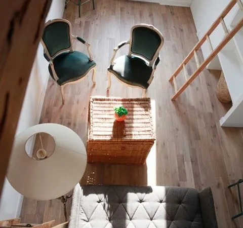 Vends studio lumineux sous les toits - 26 m² (32 m2 au sol) - Batignolles - Paris 17ème