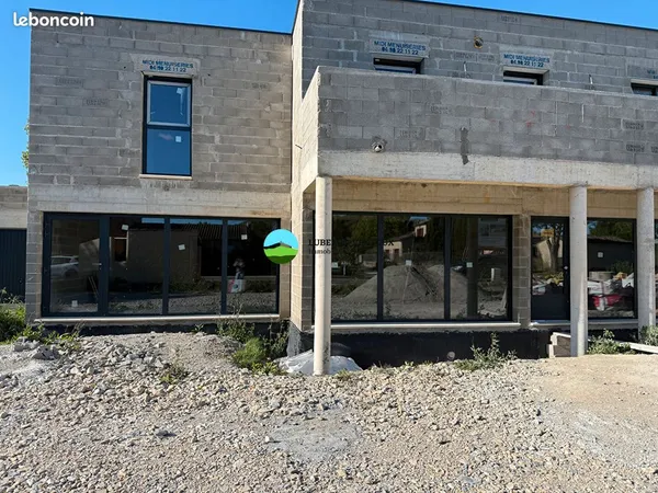 Bureaux 73 m² Mazan