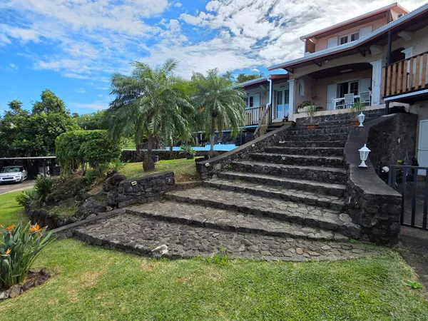 SAINT JOSEPH 97480 - ENSEMBLE IMMOBILIER - BON RENDEMENT - PISCINE - PROCHE COMMODITÉS