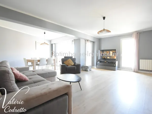 Appartement traversant 87 m² avec terrasse plein sud, parking et 2 caves - Hyères Centre 83400