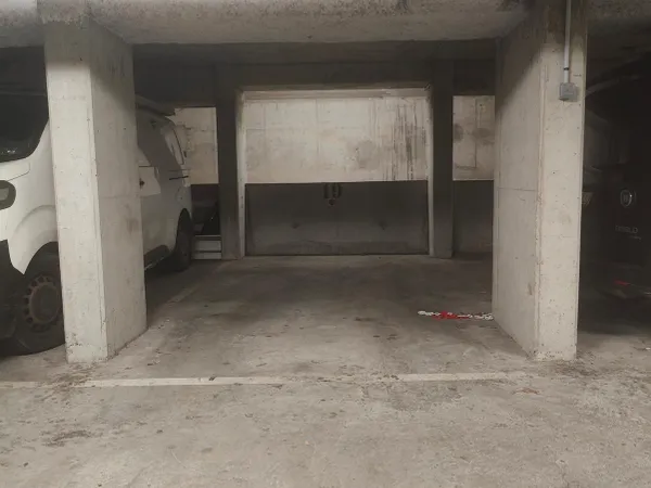 Loue parking - 8m²