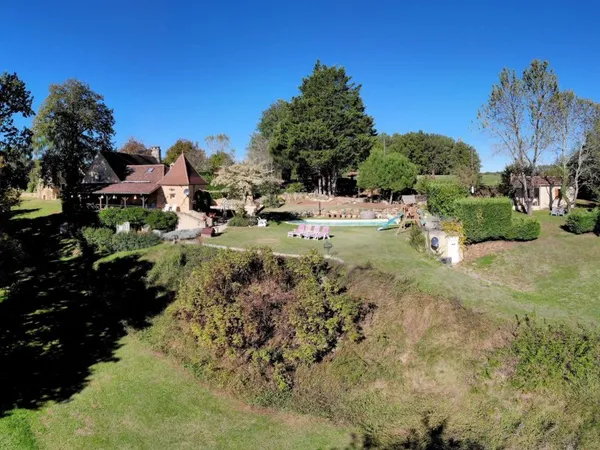 Charmante propriété périgourdine avec maison d'amis, piscine et vues sur la forêt