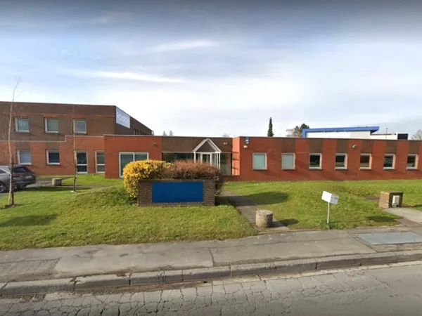 Local professionnel 1600 m²