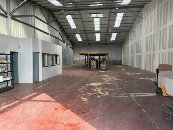 Entrepôt 550 m²