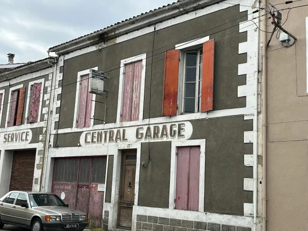 Grand ensemble maison de village (180m2) et garage/dépendance, jardinet et parking