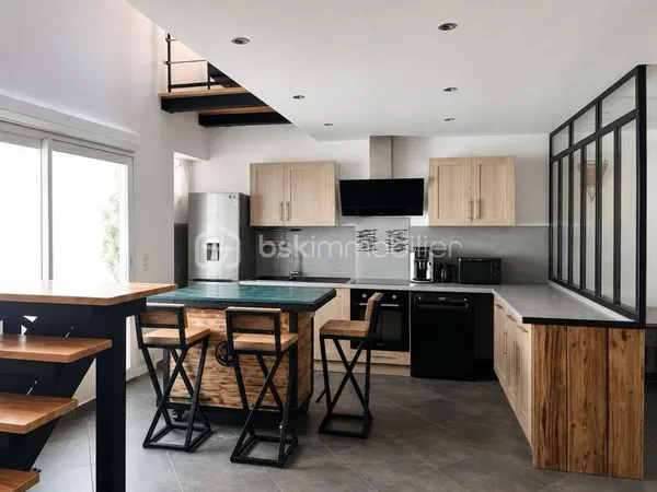 Ensemble immobilier composé d'une habitation R+1 de Type 3 de 138,60 m² habitables et d'un atelier d