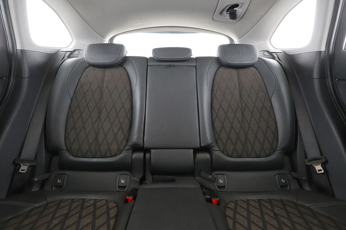 BMW X1 sDrive18d xLine — photo 14