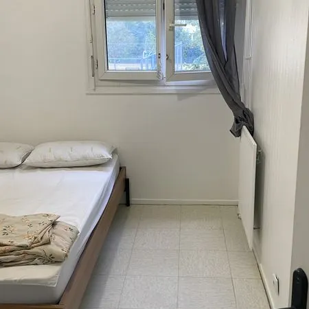 Collocation 100 m² situé au 4 square Gutenberg à Evry Courcouronnes, avec 5 chambres et balcon priva