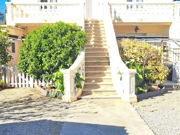 Viager haut de villa + terrain, Dame 76ans.