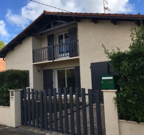 Maison rénovée avec jardin et terrasse