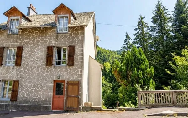 Bâtisse d'exception et de caractère au pied des pistes du Lioran