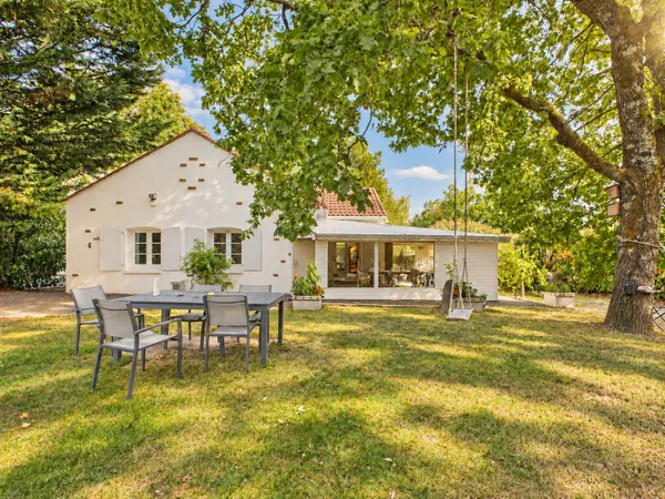 Maison familiale de caractère, vaste véranda et jardin paysager piscinable