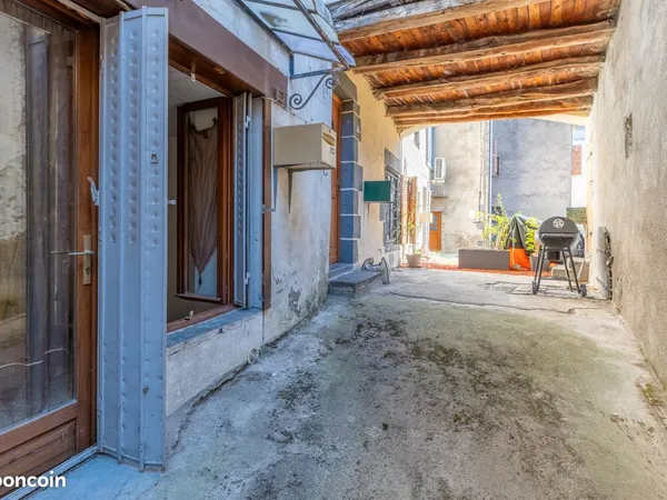 Combronde 63460, Maison de ville rénovée, 3 chres, appentis, combles aménageables 87500 euros FAI