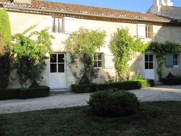 Maison charentaise avec étage dans un parc arboré