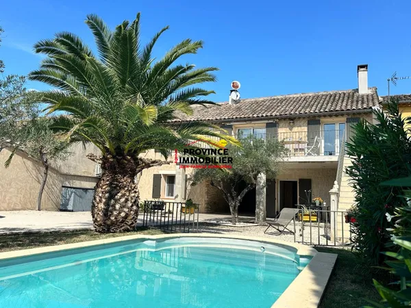 Maison de village avec piscine, jardin et garage