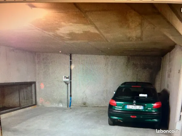 Parking individuel (grande place )sécurisée portail automatique