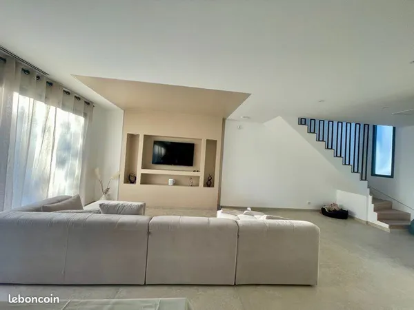 Maison moderne avec jardin