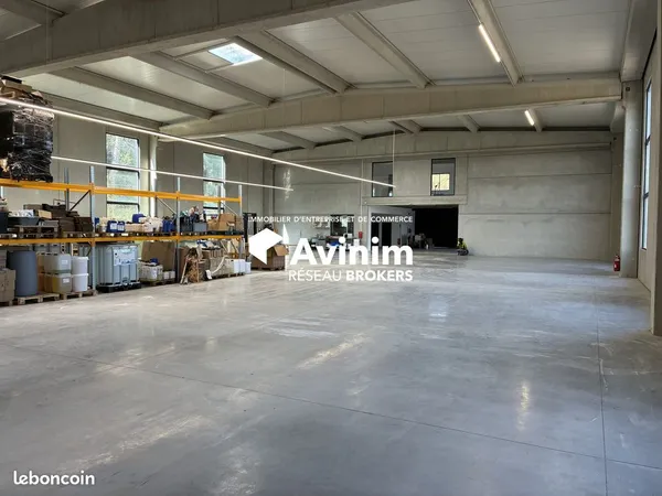 Local 1140 m² Saint-Estève-Janson