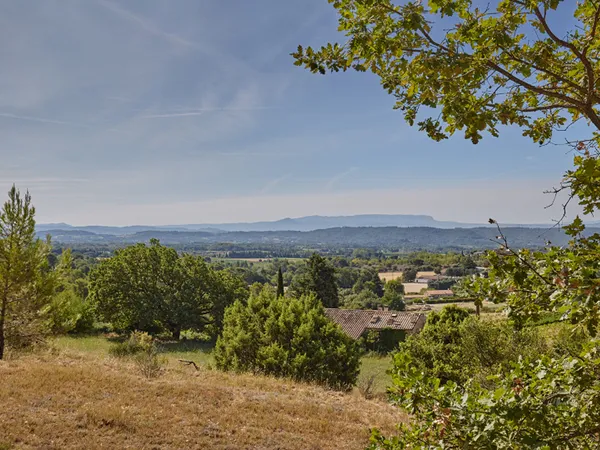 Cucuron- Vue unique, a pied du village, 95 m2 sur 8000 m2