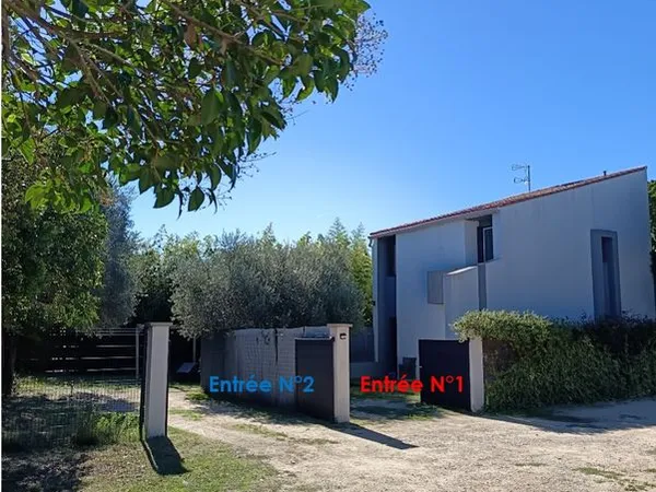 CHU Nîmes 10 mn à pied, maison divisée en 2 T2 + 828 m² terrain constructible + parkings