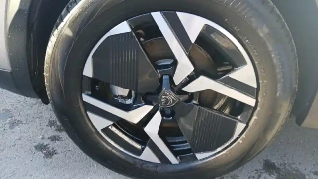 Peugeot 2008 hybrid 145 e-dcs6 — photo 13