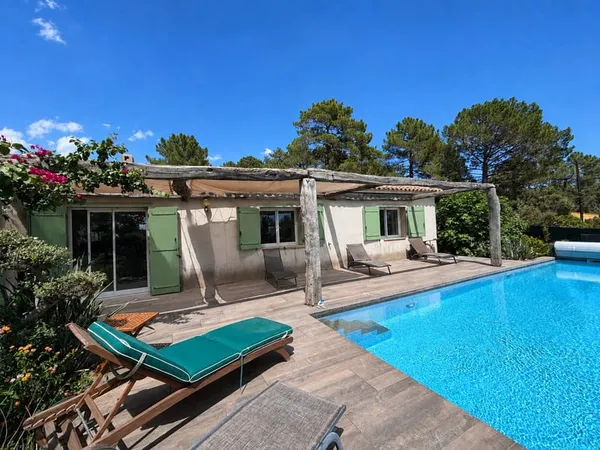 Propriété de 1500m2 avec piscine à proximité des plages de S