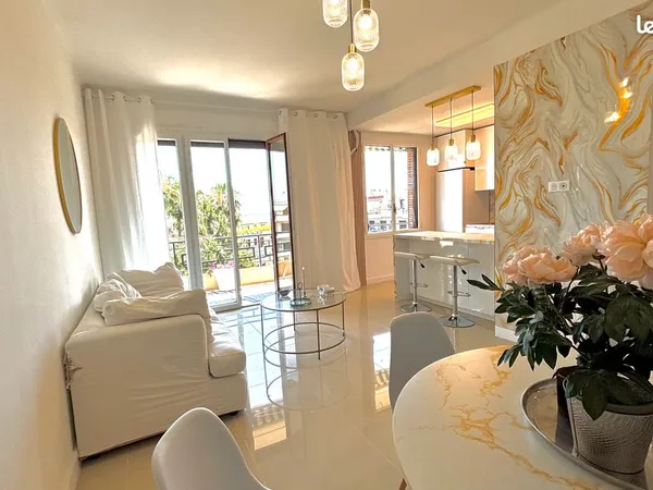 Nice Caucade 2 pièces, 52 m2 rénové et climatisé. Terrasse plein sud. Vue dominante dégagée avec ape