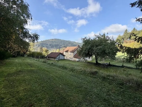 Ensemble d'une grande maison d'habitation et de deux gîtes à ven