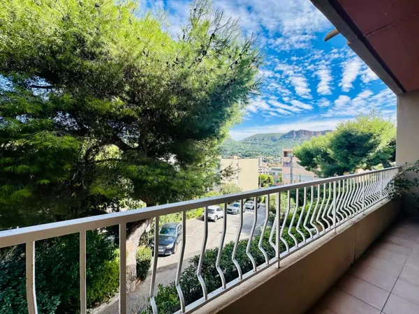 CASSIS secteur LA VIGUERIE : T2 TRAVERSANT AVEC TERRASSE