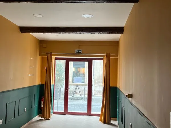 Local avec murs de26 m2