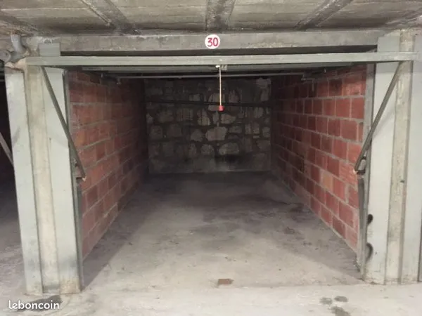 Box fermé pour stationnement de véhicule