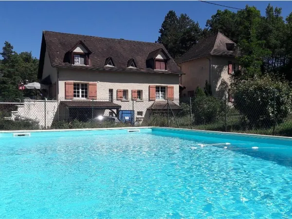 2 maisons périgourdines avec piscine sur 9000m² de terrain boisé