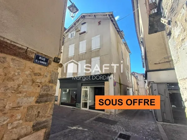 Situé au coeur de la charmante ville de Villefranche-de-Rouergue (12200), cet immeuble bénéficie d'u