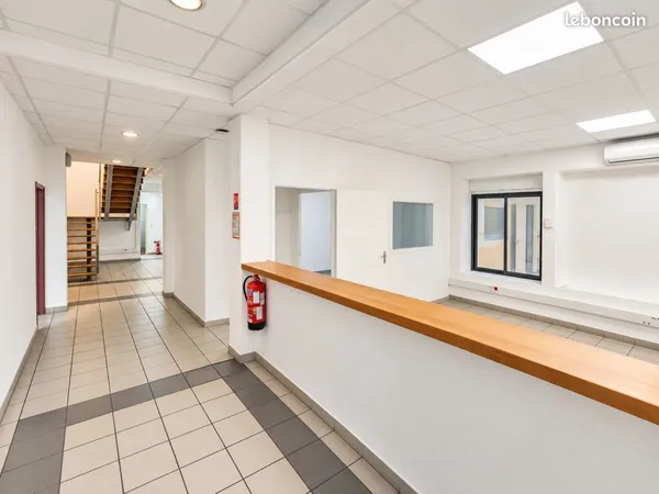Local 458 m²