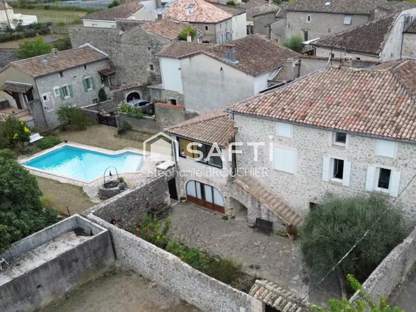 Maison de hameau en pierre avec terrain et piscine
