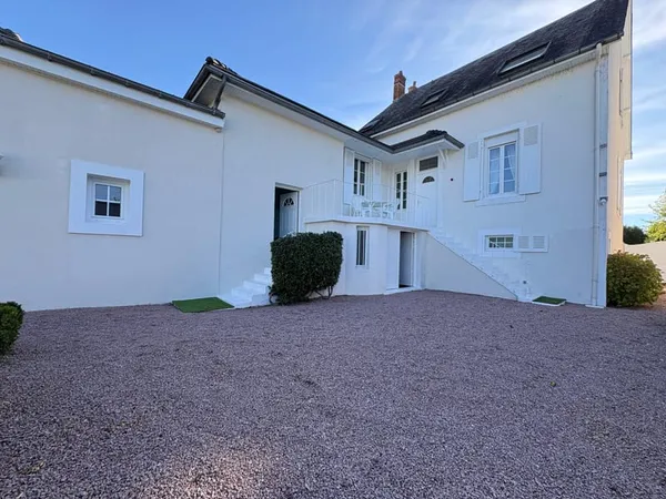 Maison T6 / dépendances / piscine / exterieur