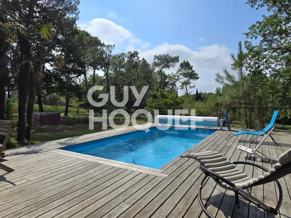 Havre de paix à Poyartin : Maison d'architecte avec piscine, boulodrome et jardin paysager