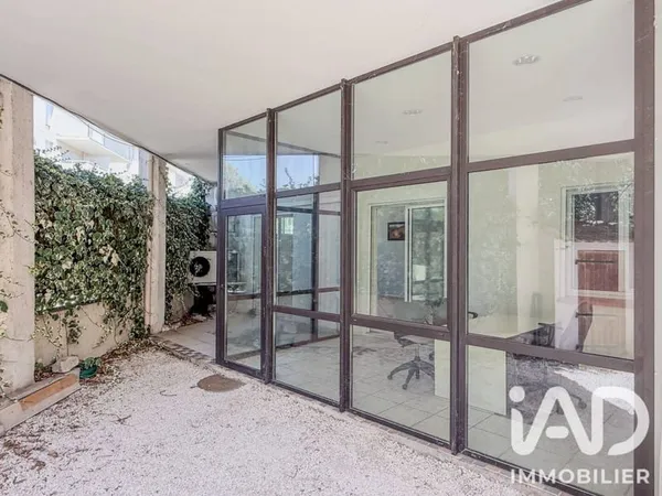 Local commercial 1 pièce 104 m²
