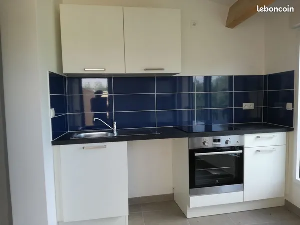 LOUE APPT T3 lumineux au 1 ER ETAGE d'une MAISON DE VILLAGE (ancien) avec terrasse , 84820 VISAN