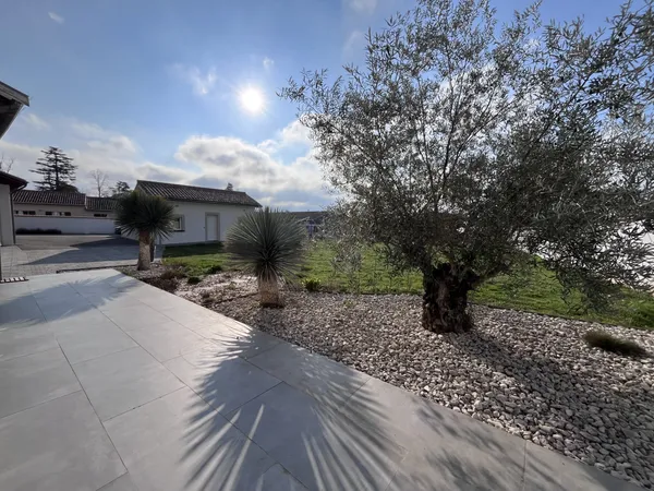 SUPERBE MAISON AVEC DEPENDANCE ET GARAGES PACT