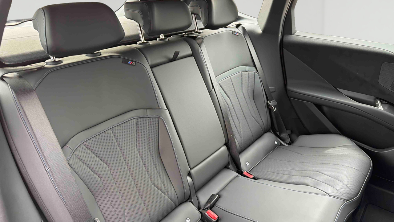 BMW iX3 50 xDrive — photo 30